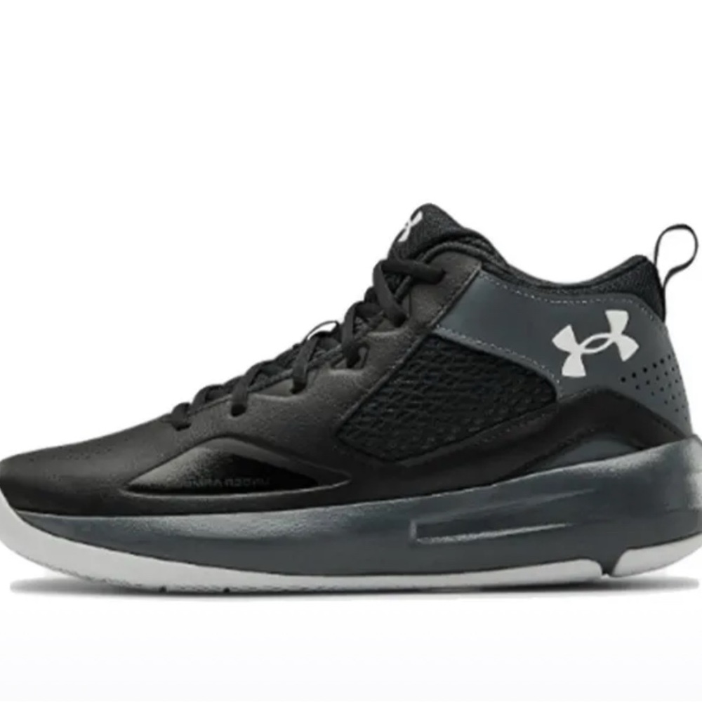 Under Armor basketball shoe. New in box. Size 13mens. UA lockdown 5